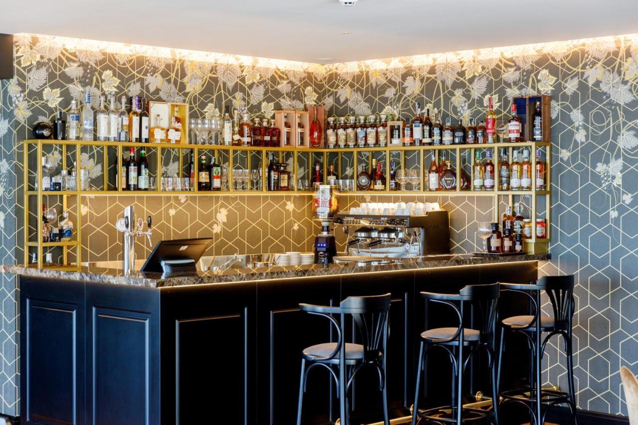 Hotel Deville &